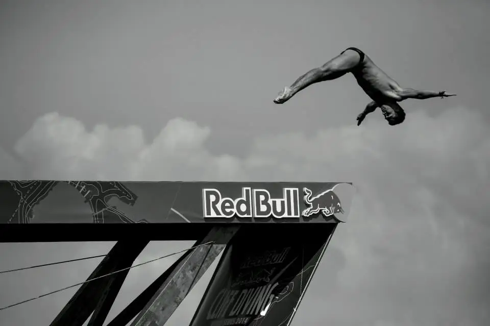  Cliff Diving. Współpraca Red Bull i Maurice Lacroix