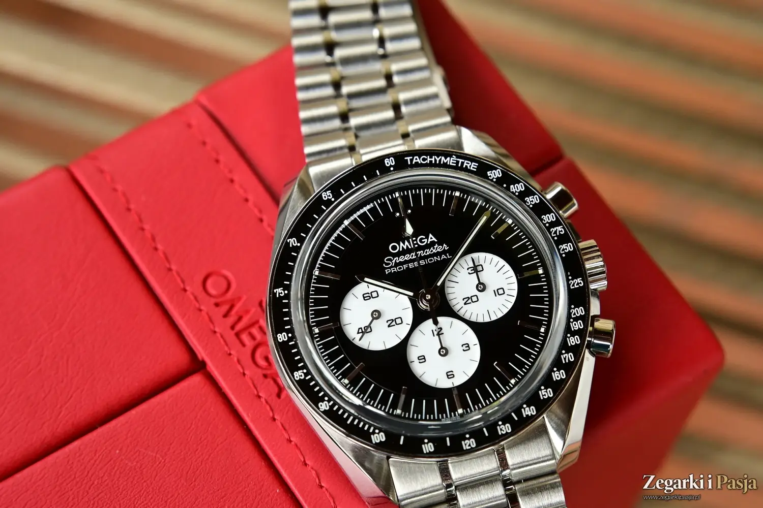 Recenzja Omega Speedmaster Moonwatch “Panda Dial” 310.30.42.50.01.004