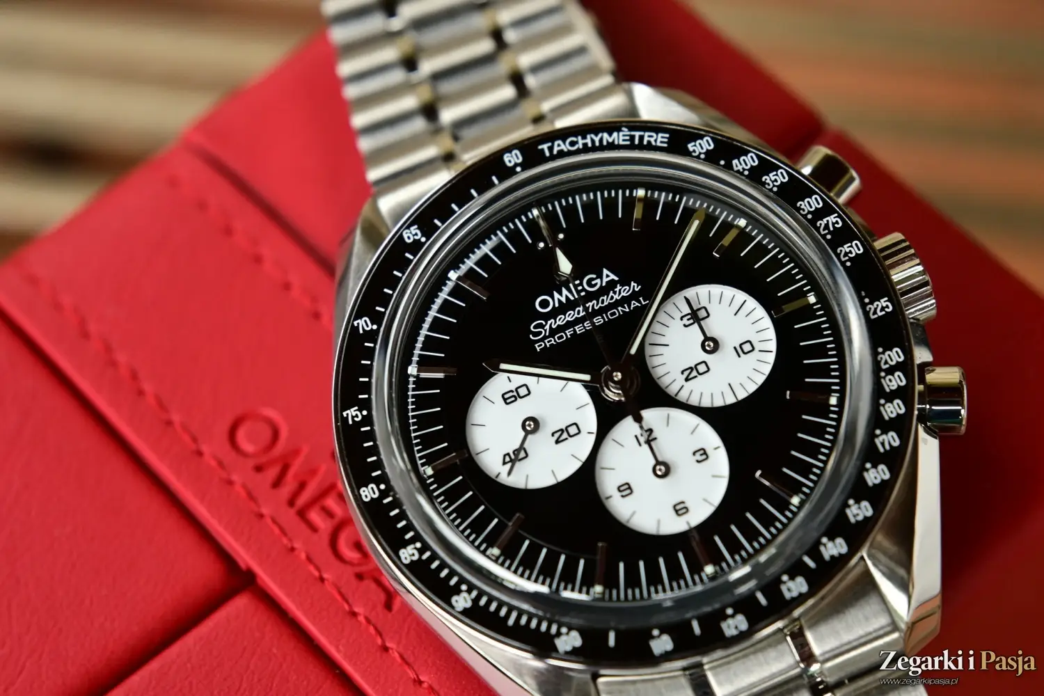 Recenzja Omega Speedmaster Moonwatch “Panda Dial” 310.30.42.50.01.004