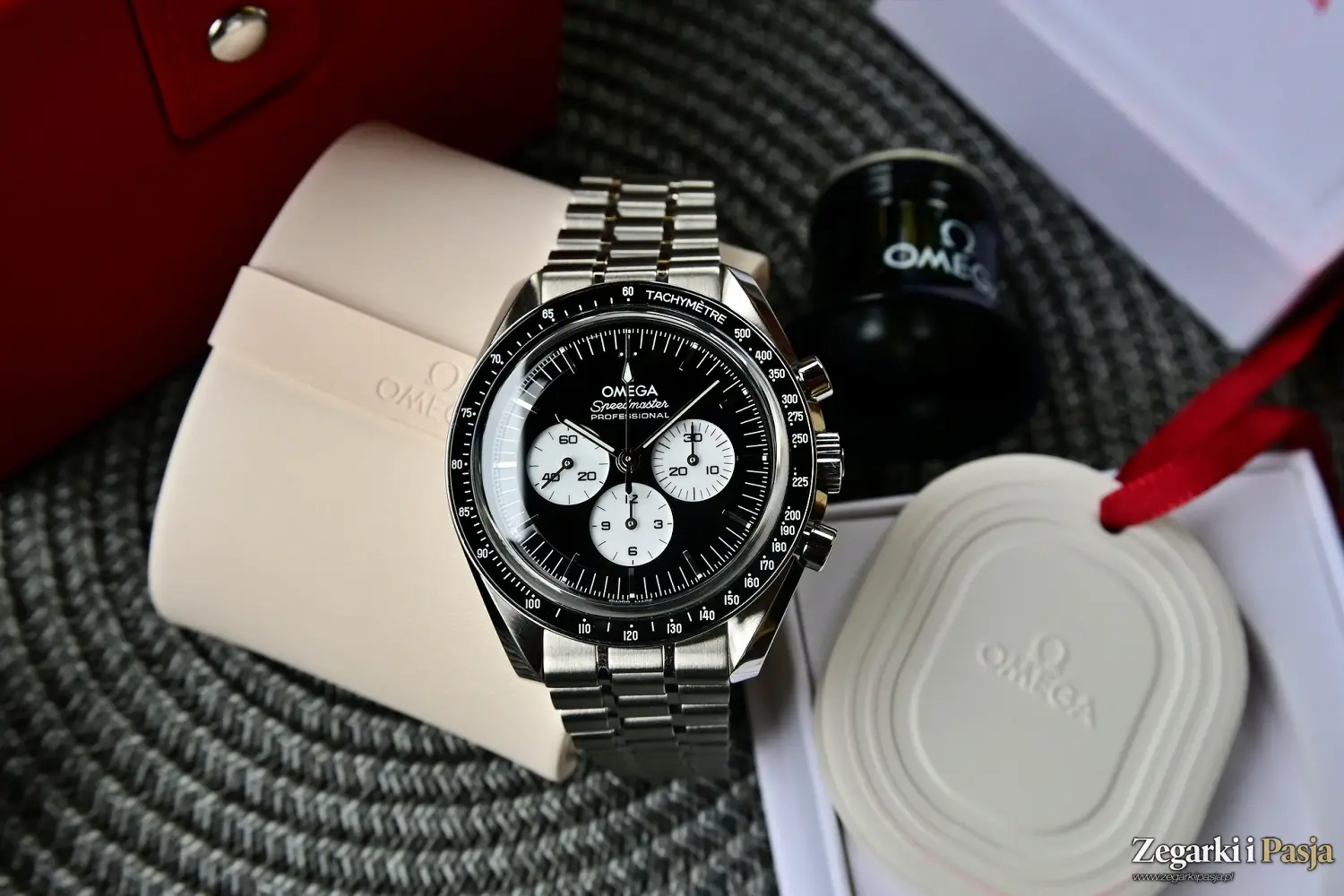 Recenzja Omega Speedmaster Moonwatch “Panda Dial” 310.30.42.50.01.004