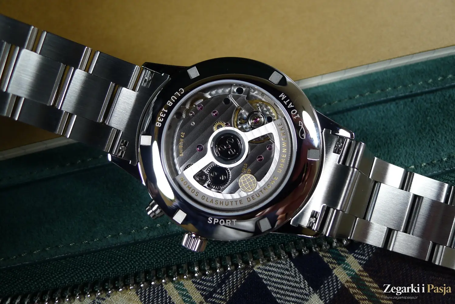 Nomos Club Sport neomatik Worldtimer.
