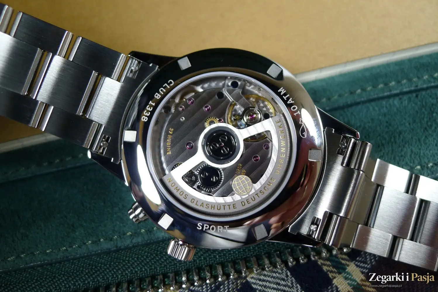 Nomos Club Sport neomatik Worldtimer.