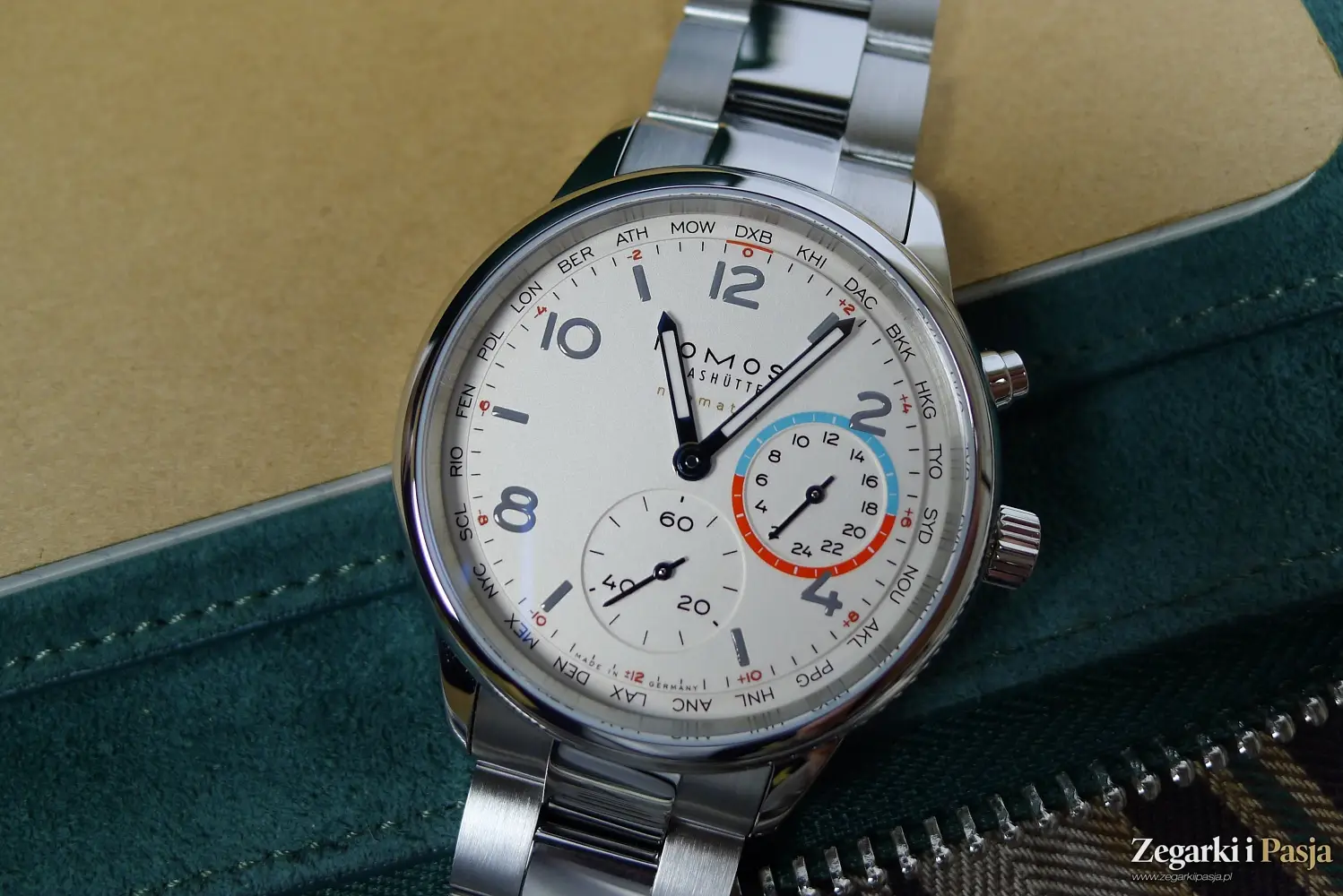Nomos Club Sport neomatik Worldtimer.