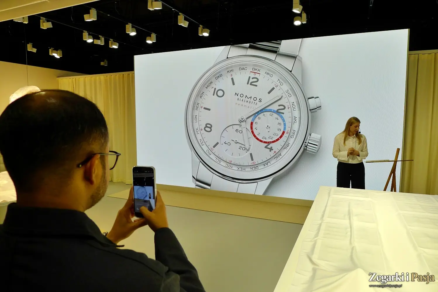 Nomos Club Sport neomatik Worldtimer.