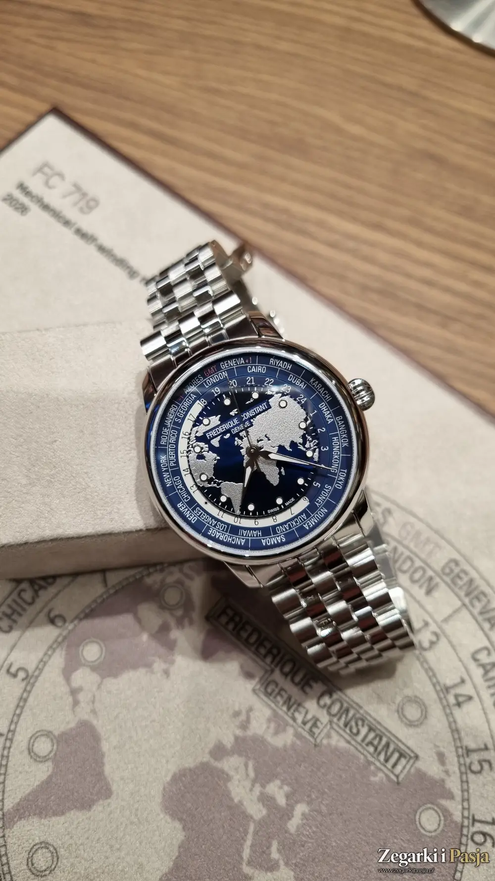 Frederique Constant Classic Worldtimer Manufacture. Przemyślana ewolucja