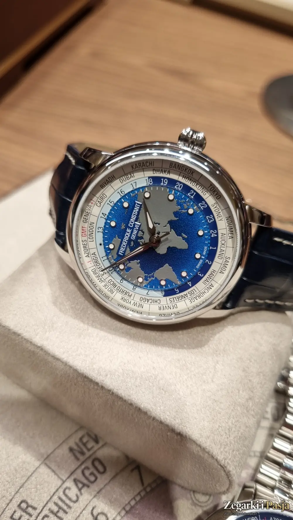 Frederique Constant Classic Worldtimer Manufacture. Przemyślana ewolucja
