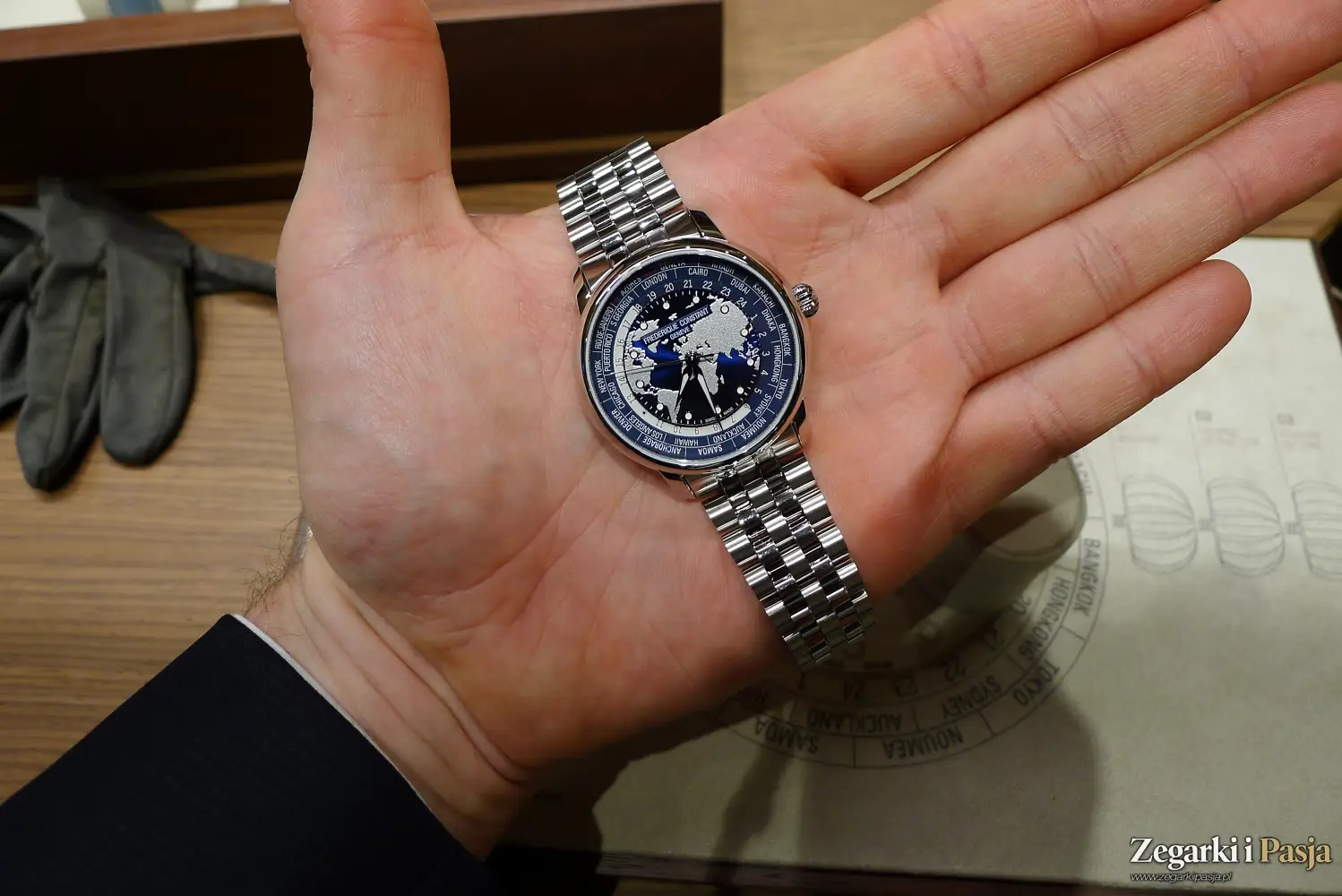 Frederique Constant Classic Worldtimer Manufacture. Przemyślana ewolucja