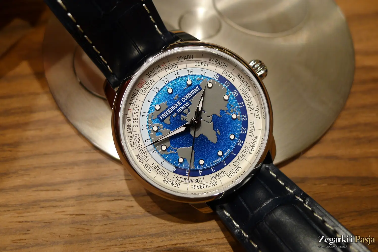 Frederique Constant Classic Worldtimer Manufacture. Przemyślana ewolucja