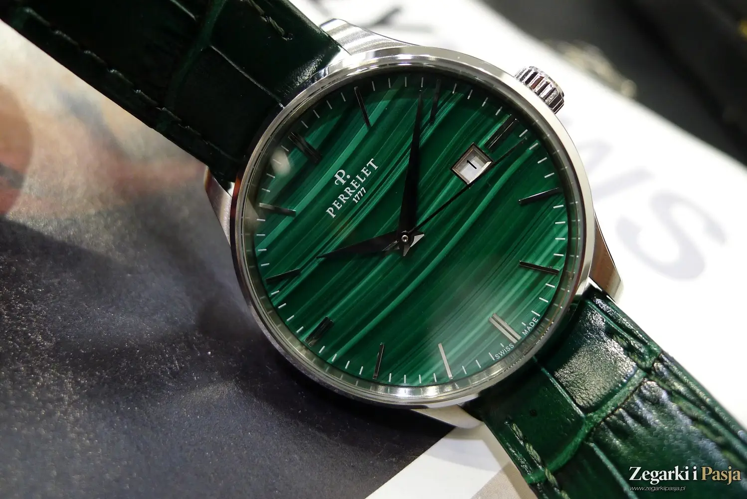 Perrelet Weekend Malachite z tarczą o intensywnej barwie i unikalnych wzorach