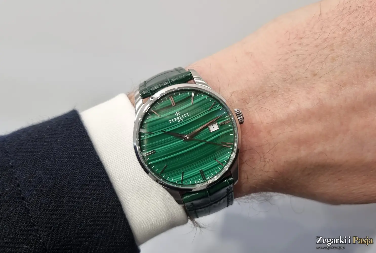 Perrelet Weekend Malachite z tarczą o intensywnej barwie i unikalnych wzorach