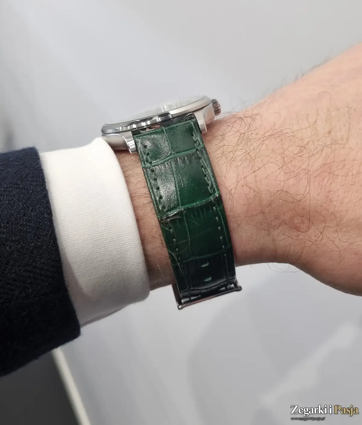 Perrelet Weekend Malachite z tarczą o intensywnej barwie i unikalnych wzorach