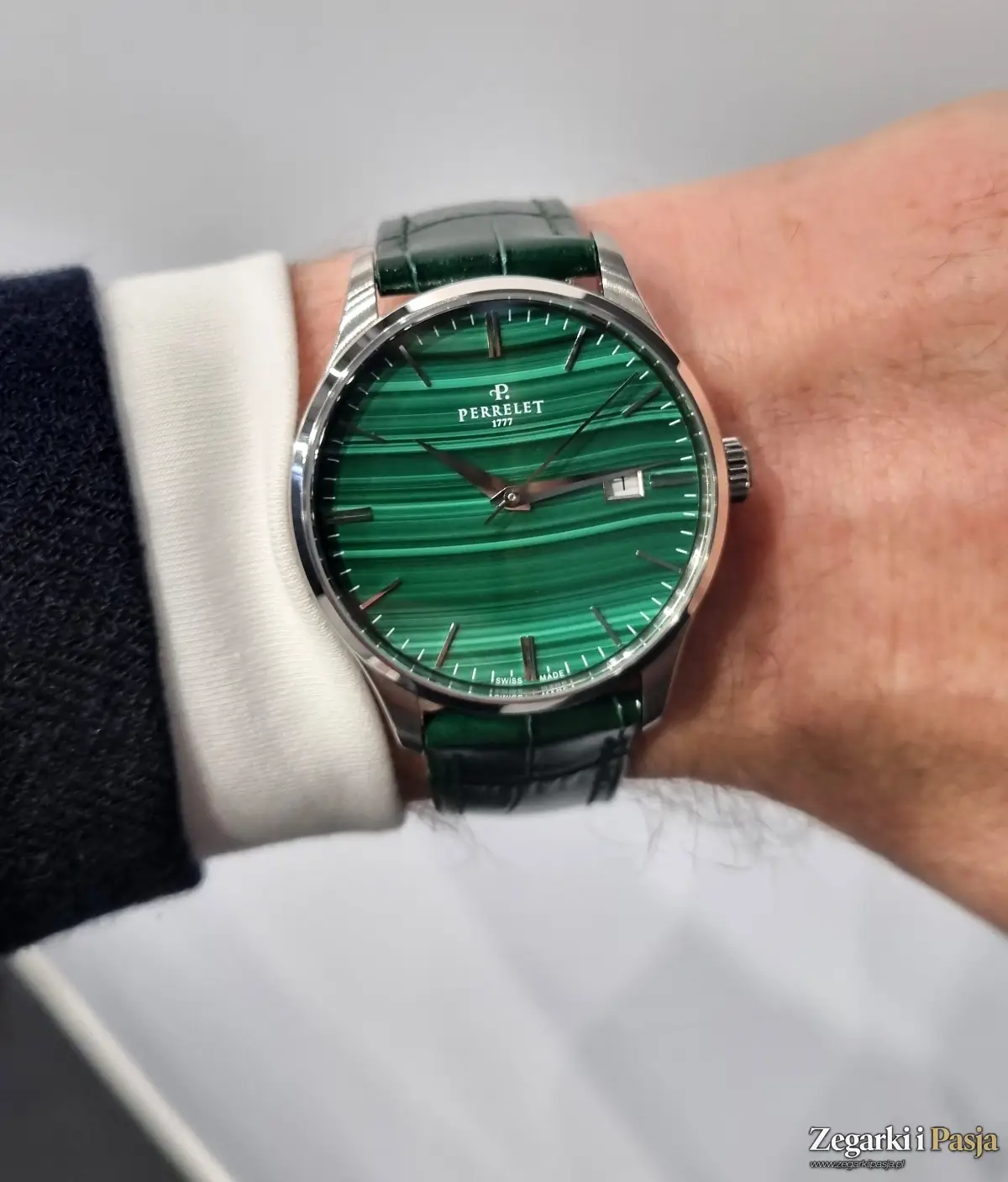 Perrelet Weekend Malachite z tarczą o intensywnej barwie i unikalnych wzorach