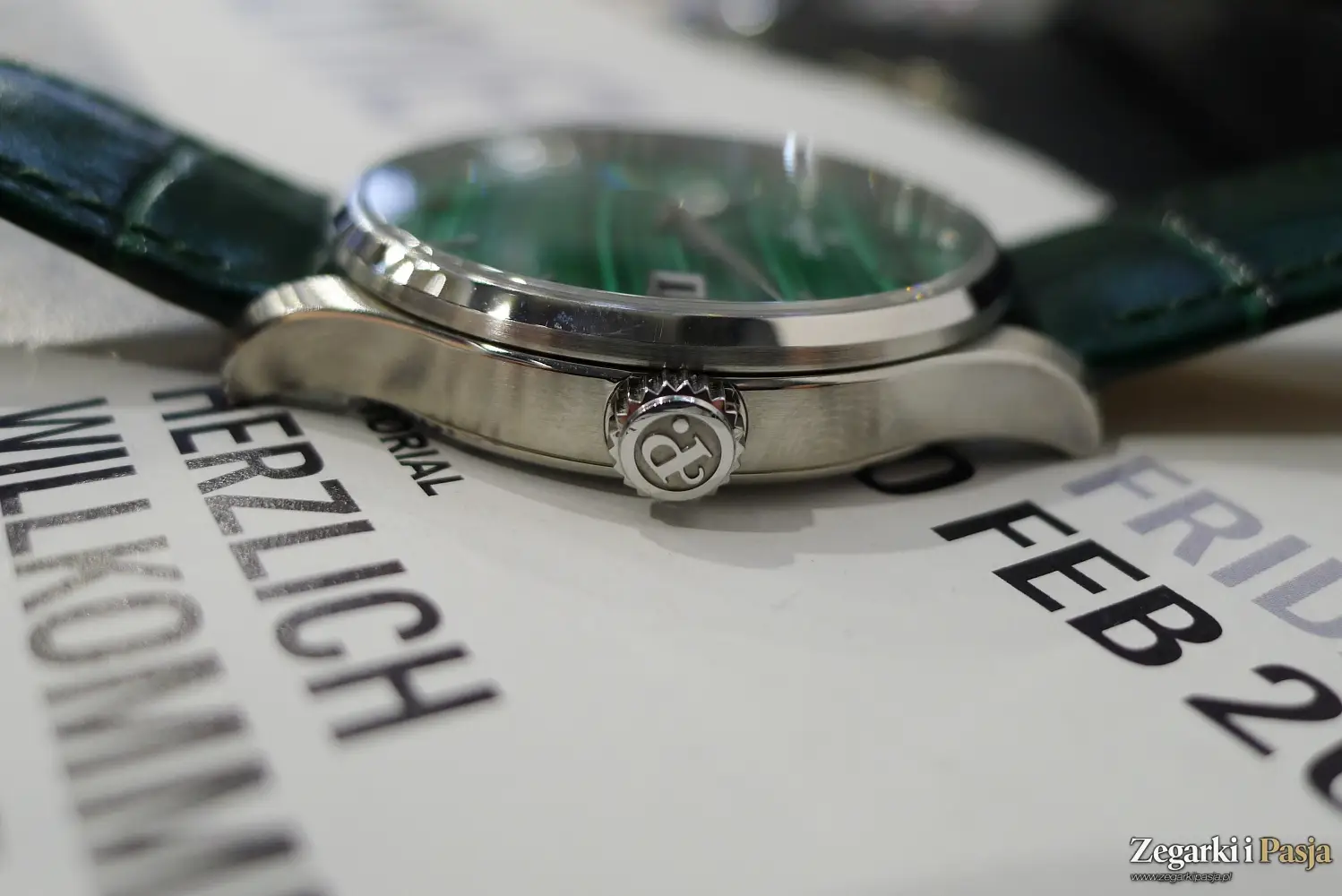 Perrelet Weekend Malachite z tarczą o intensywnej barwie i unikalnych wzorach