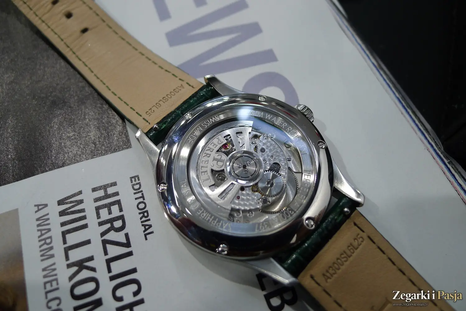 Perrelet Weekend Malachite z tarczą o intensywnej barwie i unikalnych wzorach