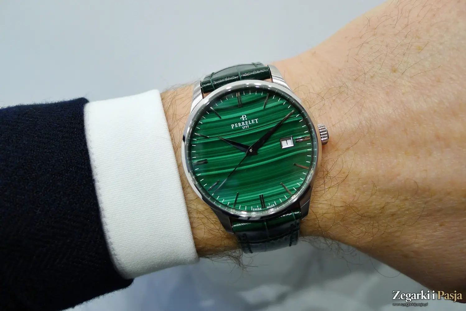 Perrelet Weekend Malachite z tarczą o intensywnej barwie i unikalnych wzorach