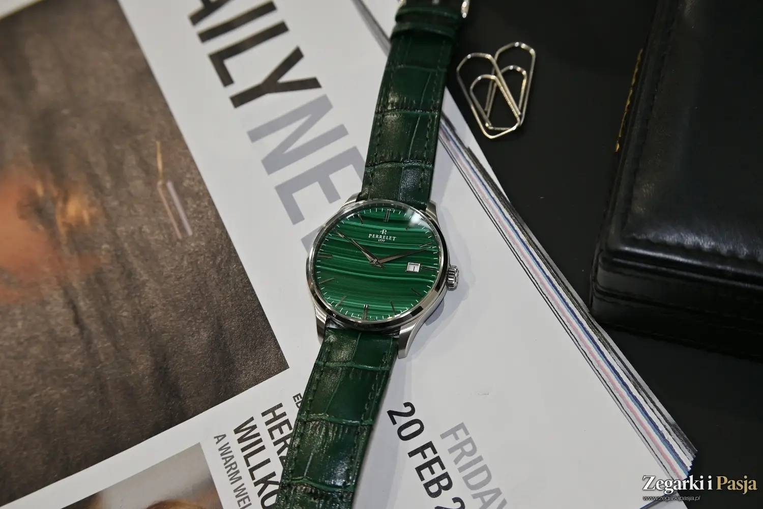 Perrelet Weekend Malachite z tarczą o intensywnej barwie i unikalnych wzorach