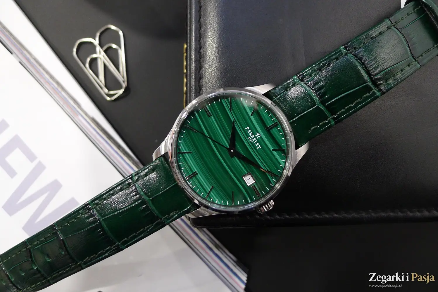 Perrelet Weekend Malachite z tarczą o intensywnej barwie i unikalnych wzorach
