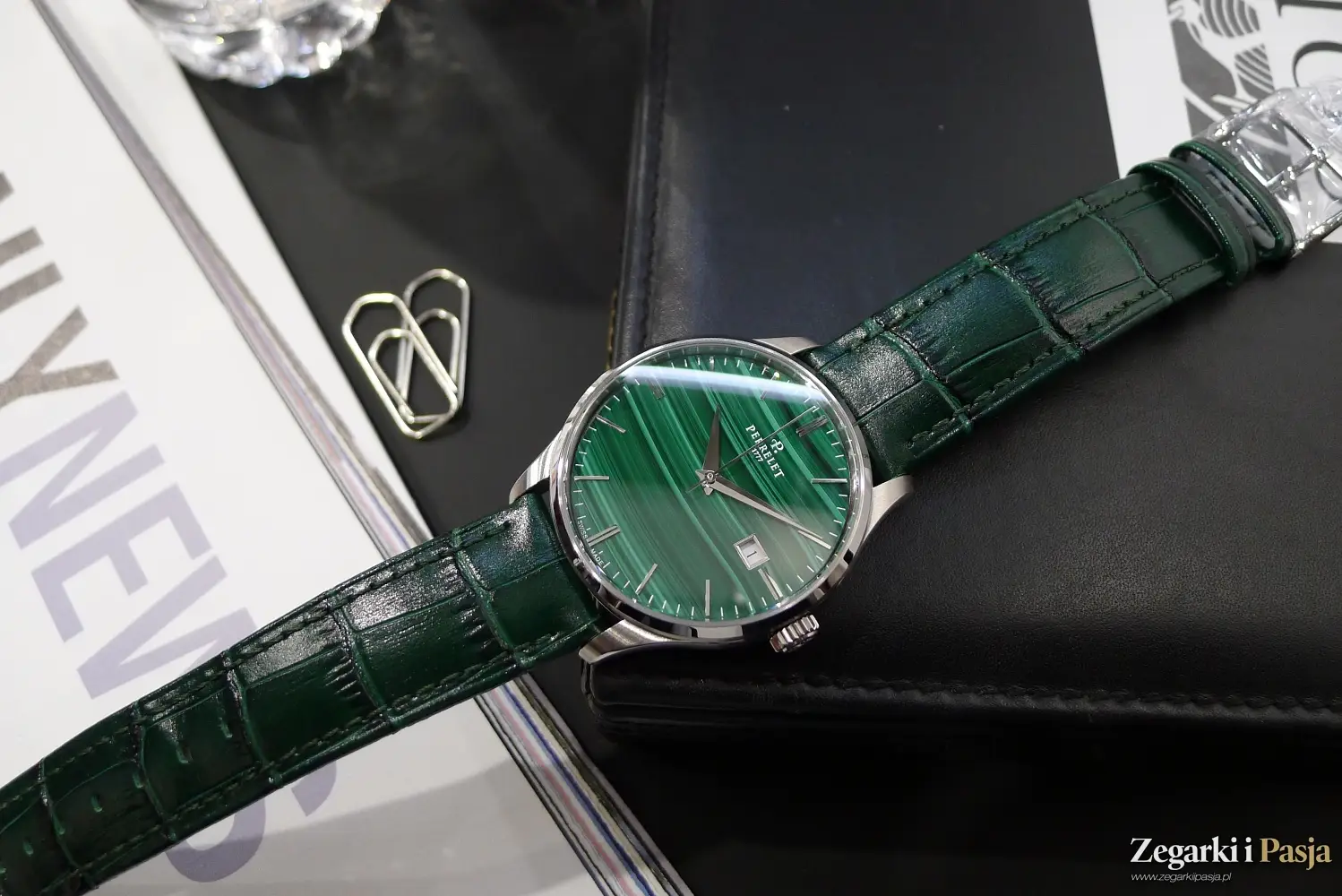 Perrelet Weekend Malachite z tarczą o intensywnej barwie i unikalnych wzorach