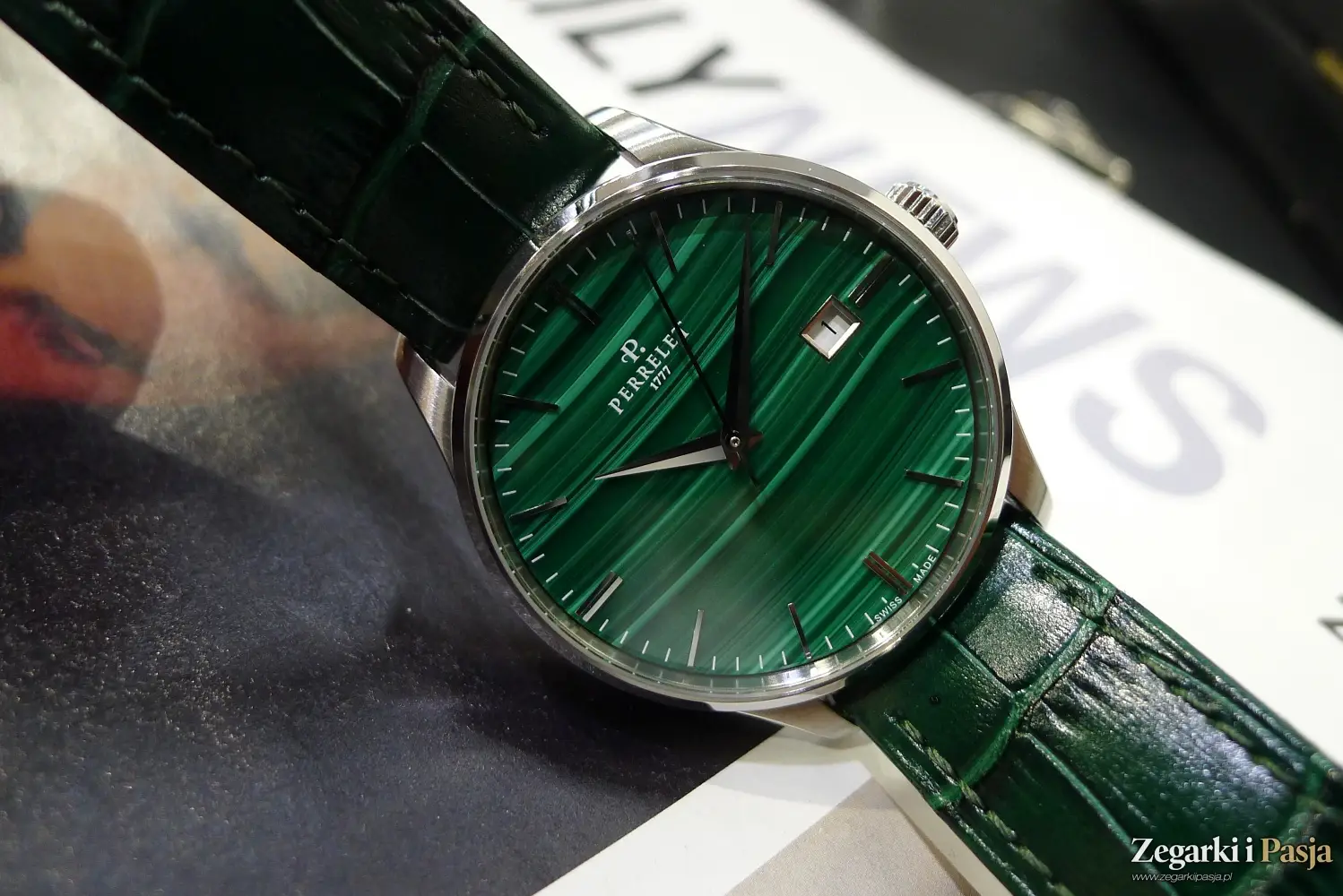 Perrelet Weekend Malachite z tarczą o intensywnej barwie i unikalnych wzorach