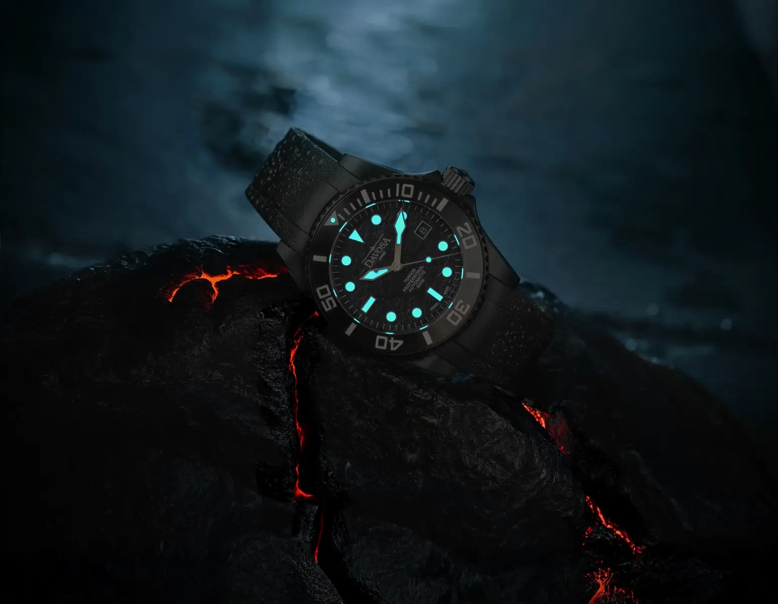 Davosa Ternos Professional Black Rock. Czarny „diver” z tarczą niczym zastygła lawa