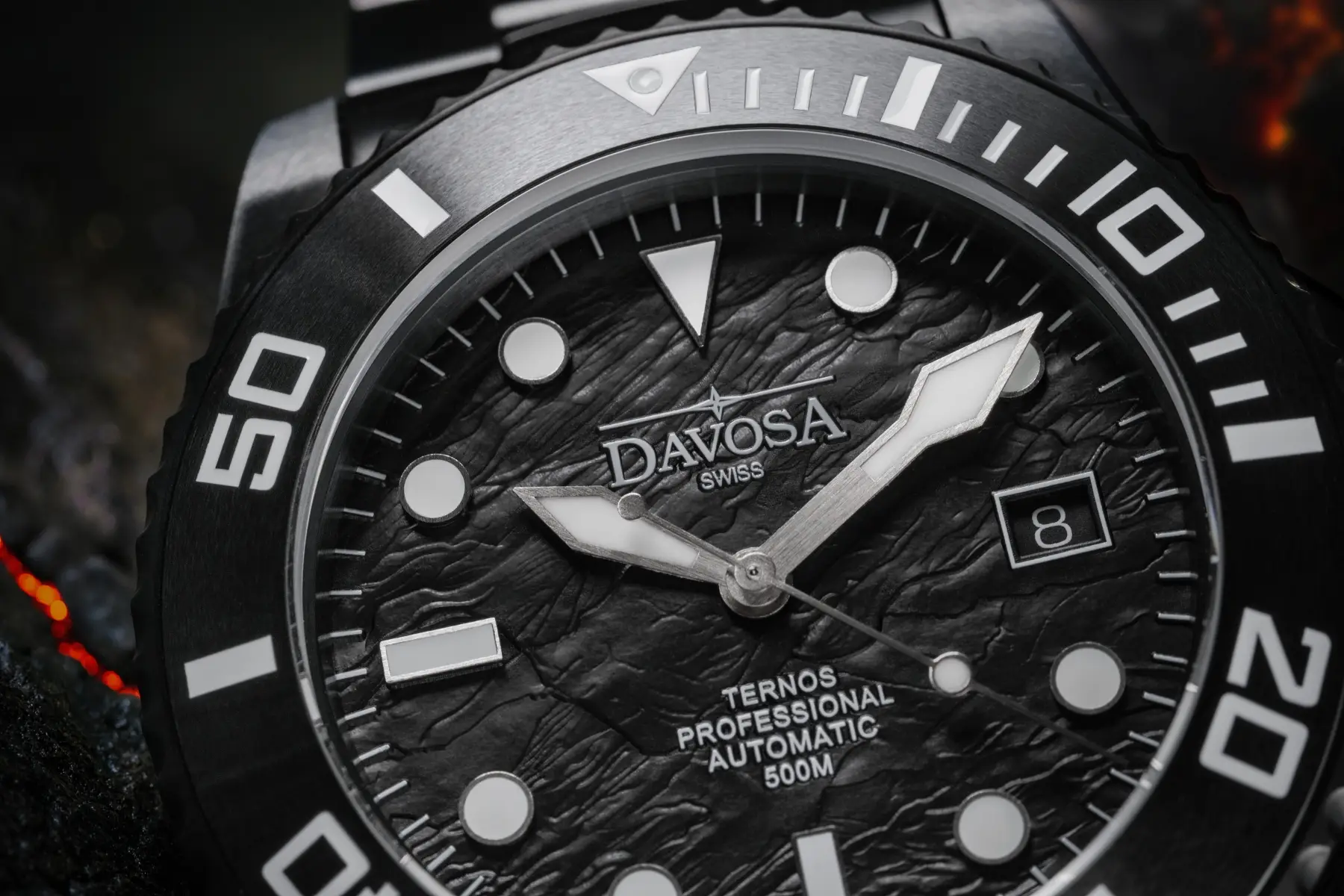 Davosa Ternos Professional Black Rock. Czarny „diver” z tarczą niczym zastygła lawa
