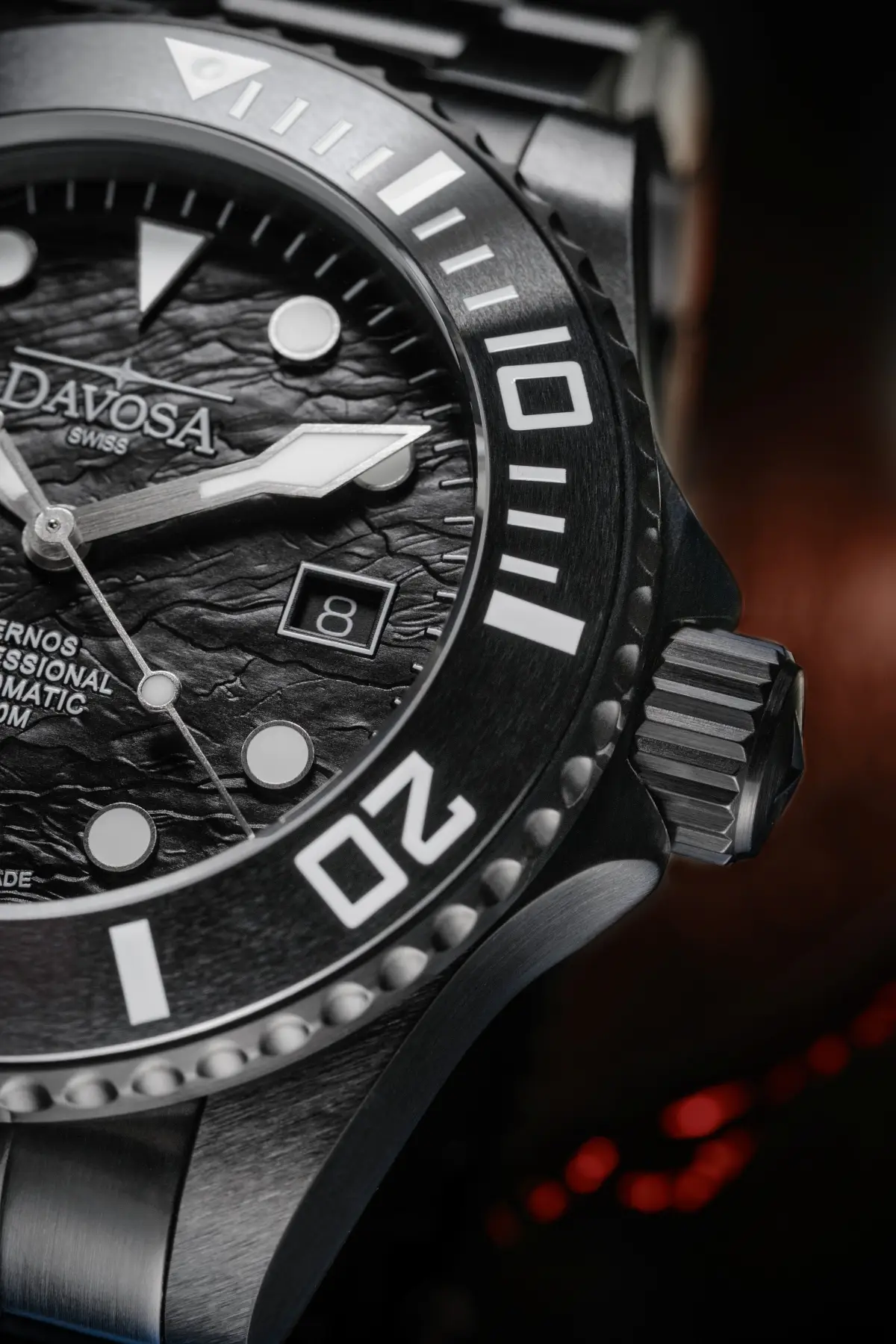 Davosa Ternos Professional Black Rock. Czarny „diver” z tarczą niczym zastygła lawa