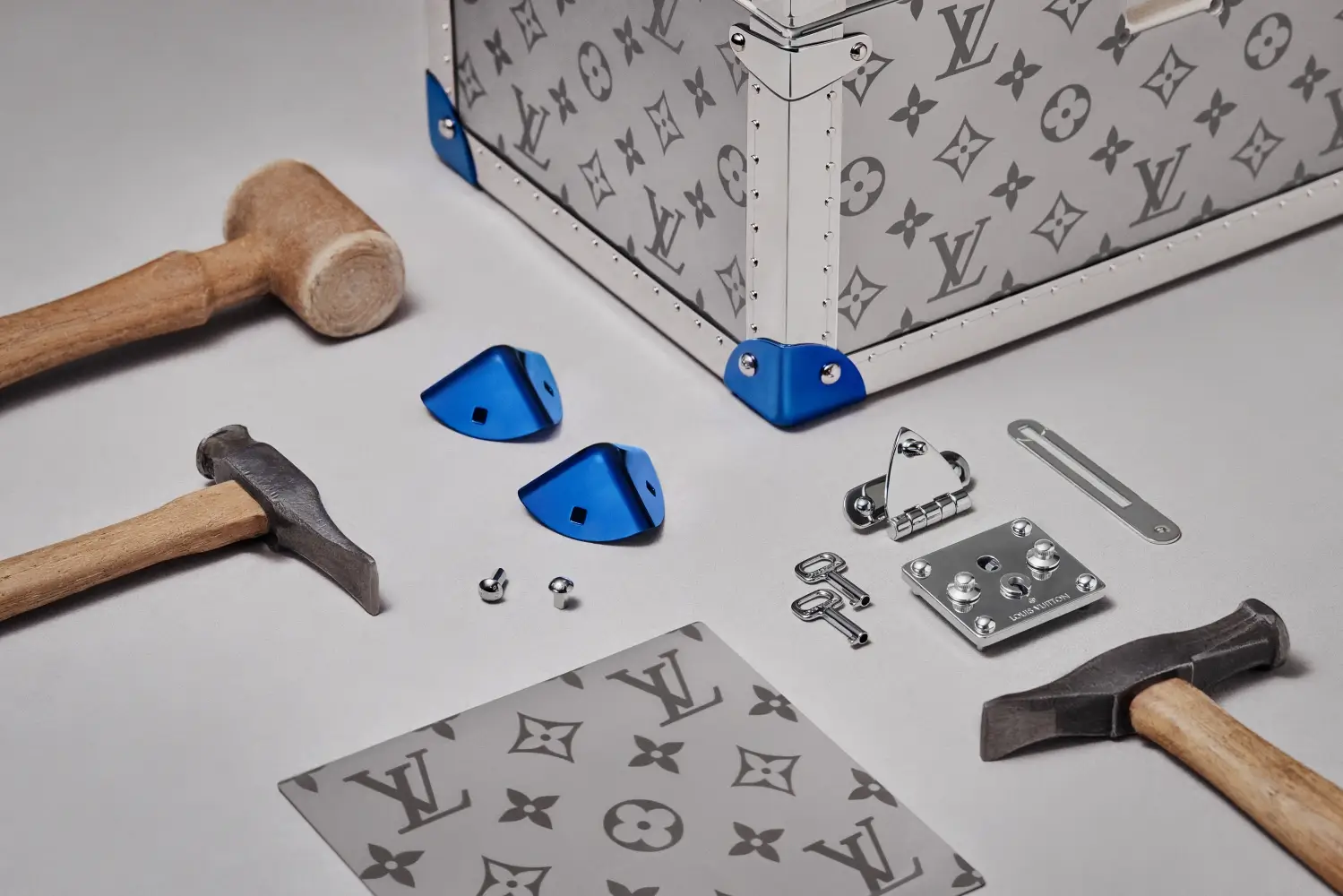 Louis Vuitton x De Bethune LVDB-03 GMT i Sympathique Louis Varius. Sztuka podróżowania… w czasie