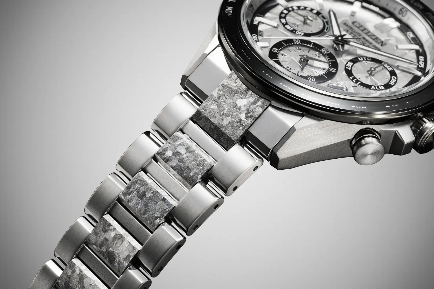 Manifest technologicznej potęgi. Citizen ATTESA Platinum Shine Collection