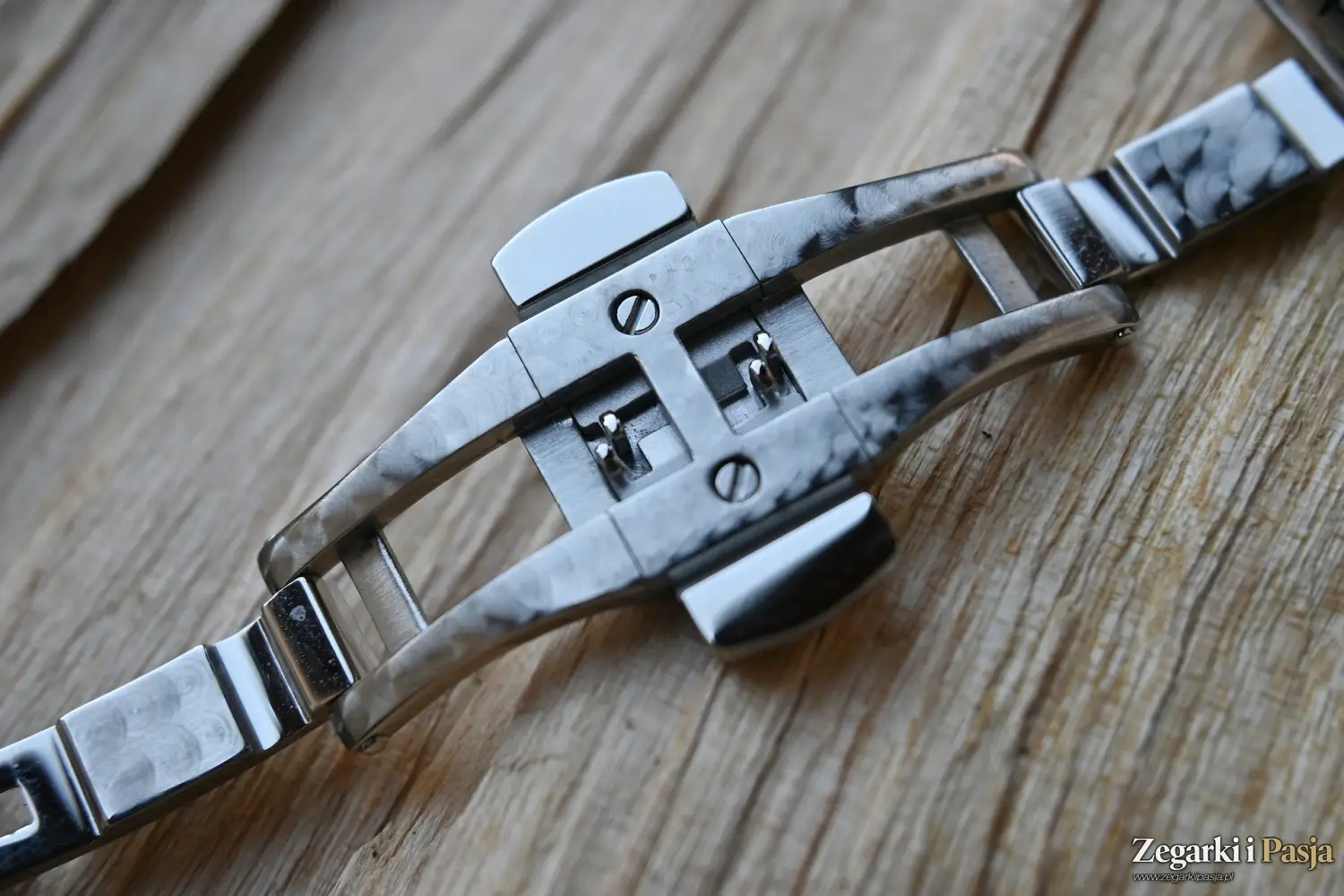 Recenzja: Epos Timeless 3511 Automatic. Casualowy zegarek z kopertą o rzadko spotykanym kształcie