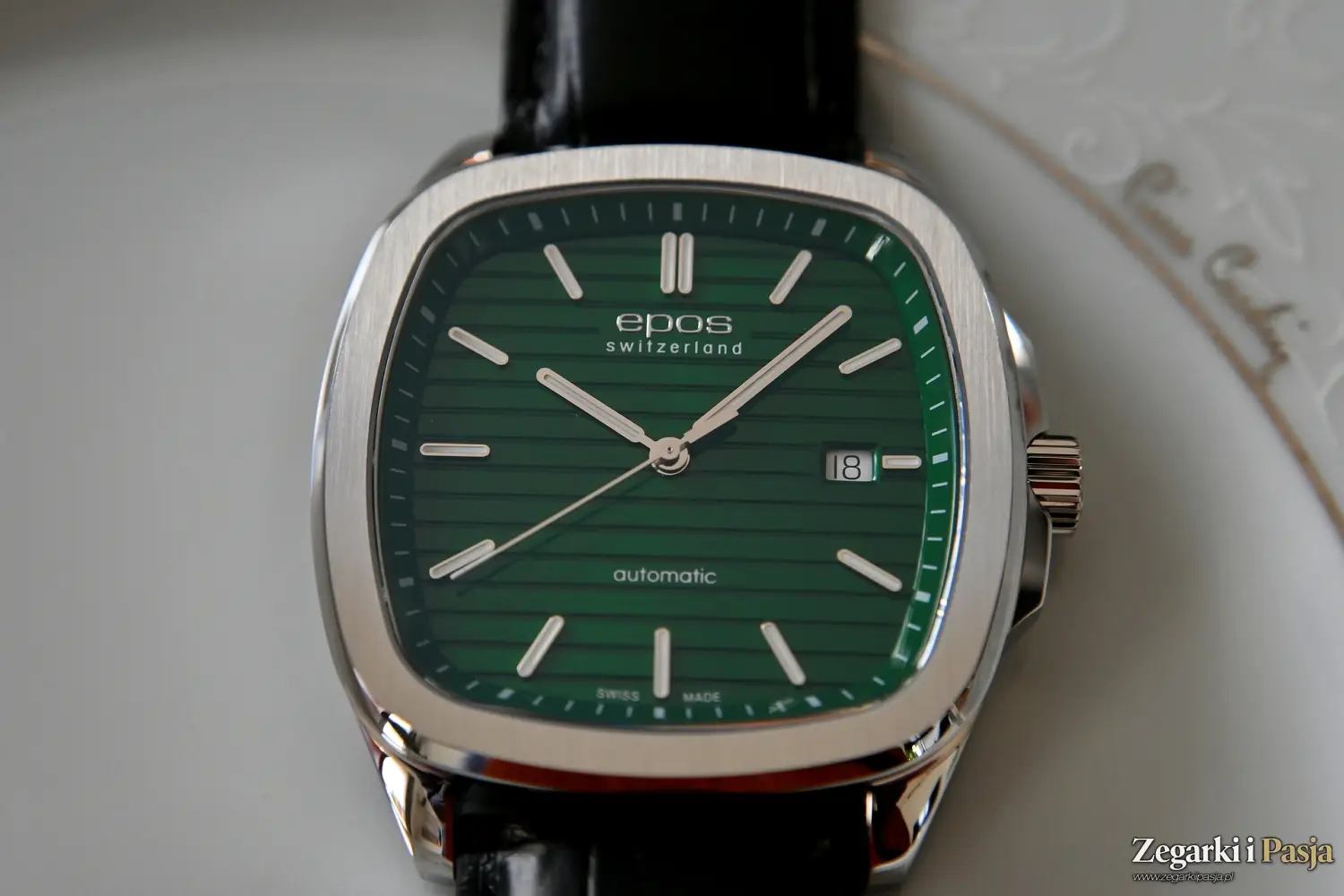 Recenzja: Epos Timeless 3511 Automatic. Casualowy zegarek z kopertą o rzadko spotykanym kształcie
