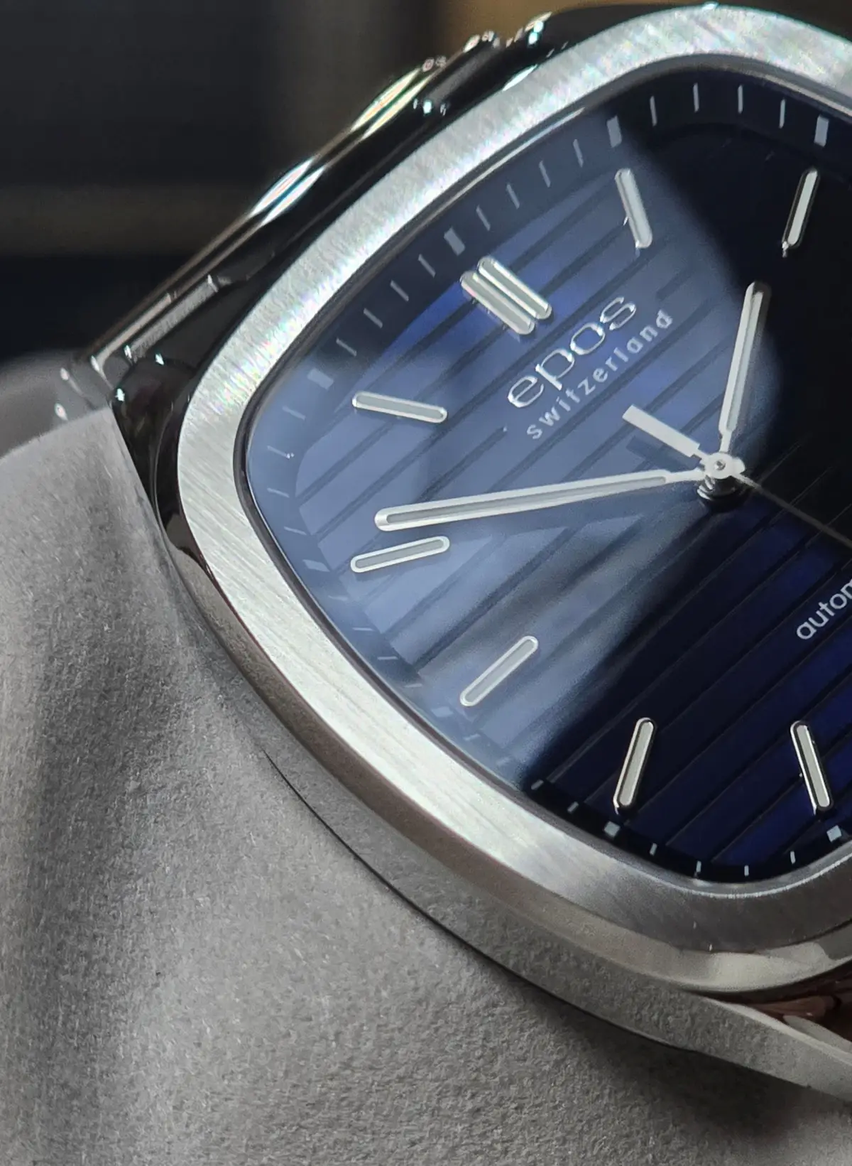 Epos Timeless 3511 Automatic. Casualowy zegarek z kopertą o rzadko spotykanym kształcie