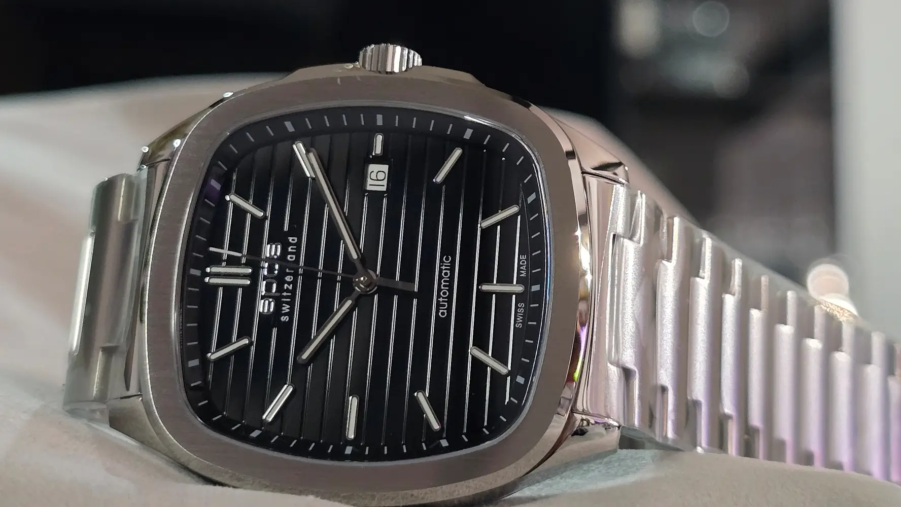 Epos Timeless 3511 Automatic. Casualowy zegarek z kopertą o rzadko spotykanym kształcie