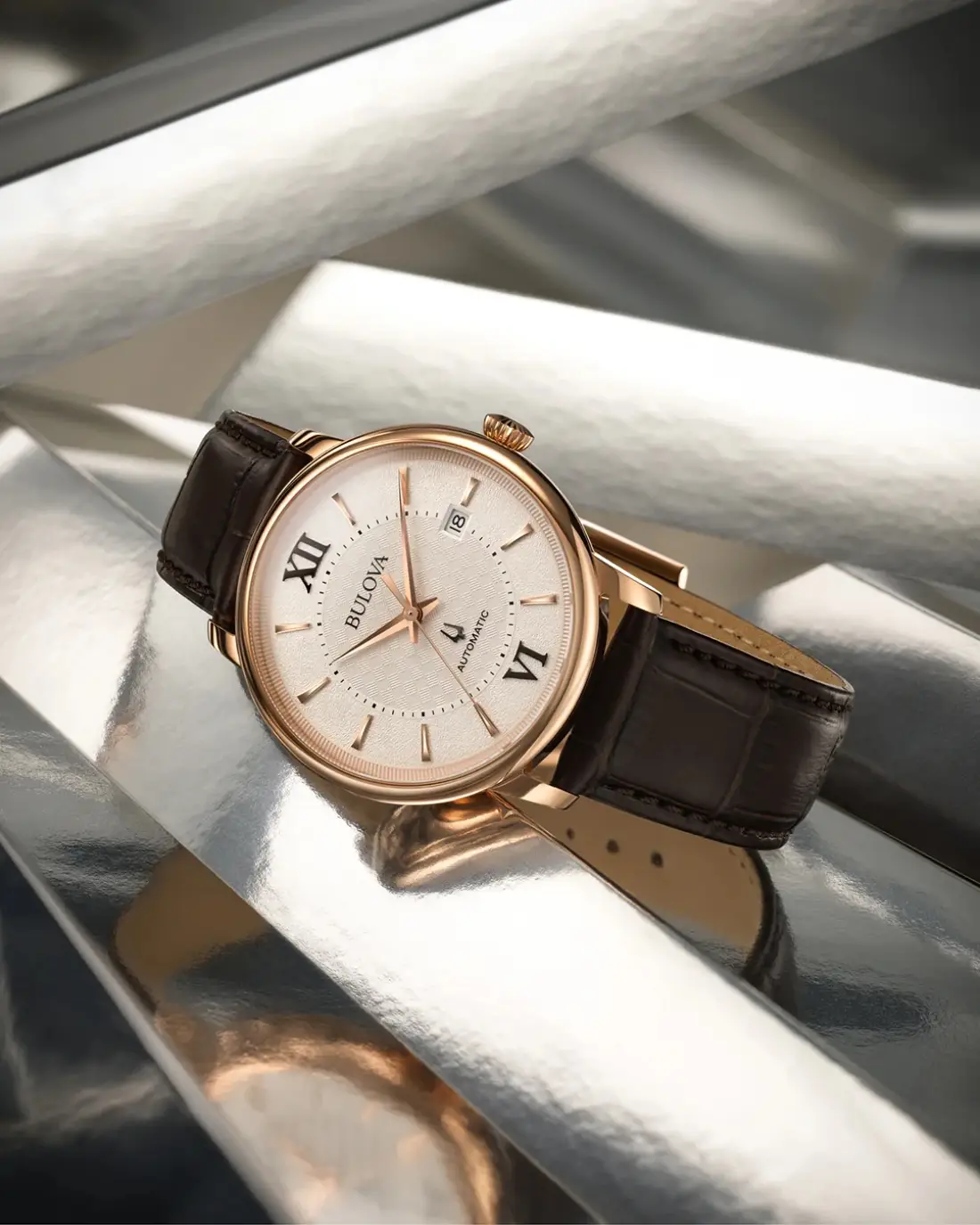 Bulova Classic Hudson Automatic. Gra tekstur na tarczy zegarka