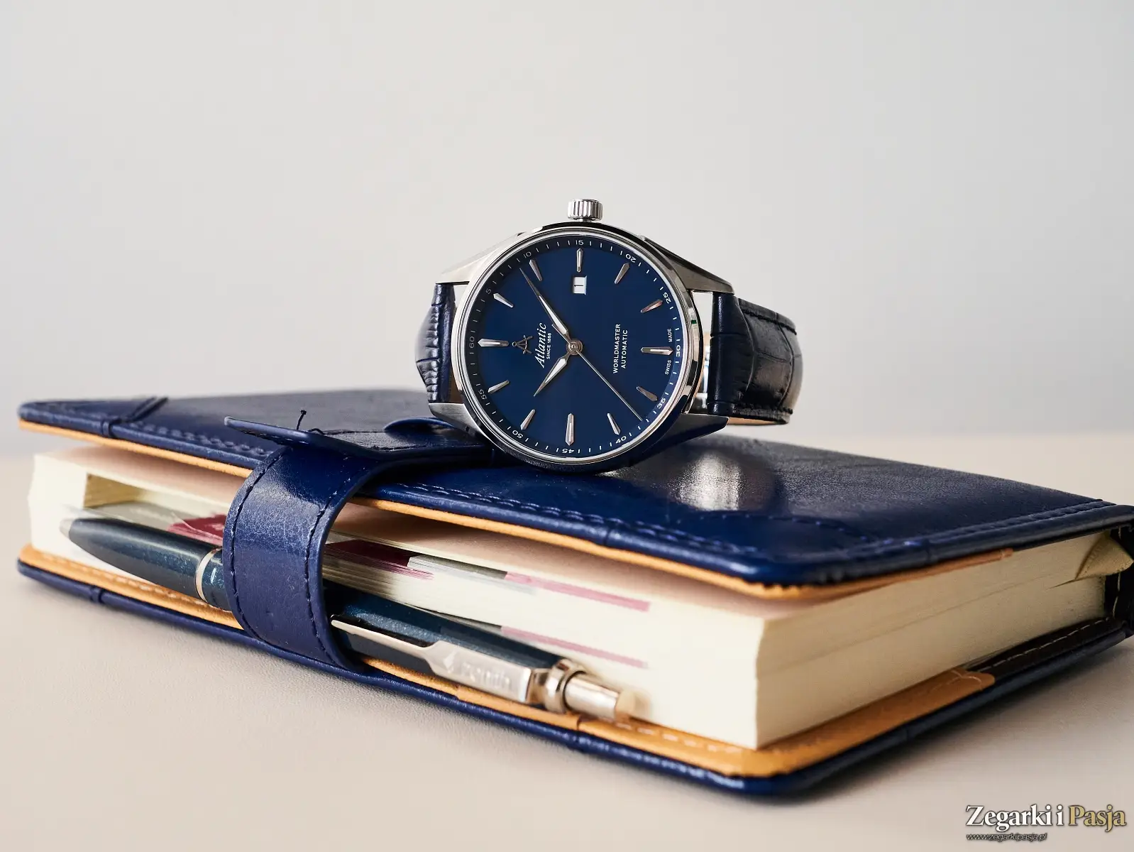 Recenzja: Atlantic Worldmaster 1888 Automatic Blue Leather. Klasyka w nowoczesnym wydaniu