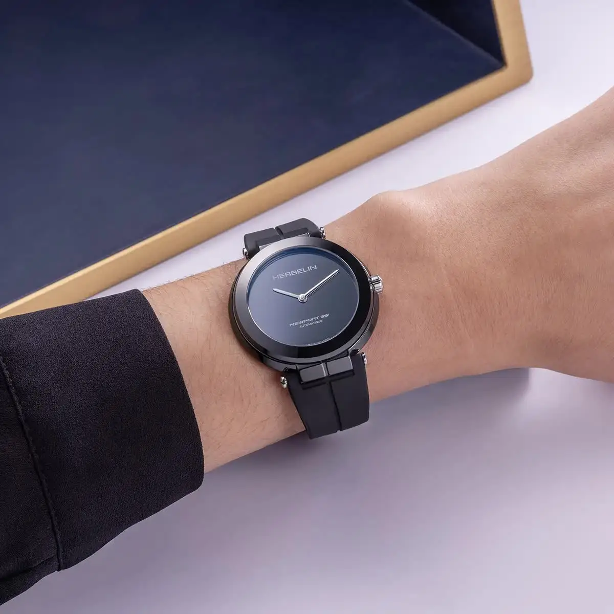 Herbelin Newport Céramique 35th Anniversary. Jubileuszowa reinterpretacja tradycji