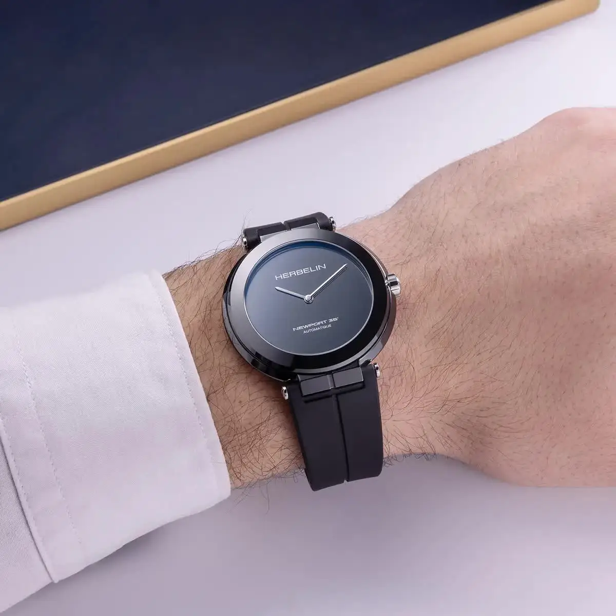 Herbelin Newport Céramique 35th Anniversary. Jubileuszowa reinterpretacja tradycji