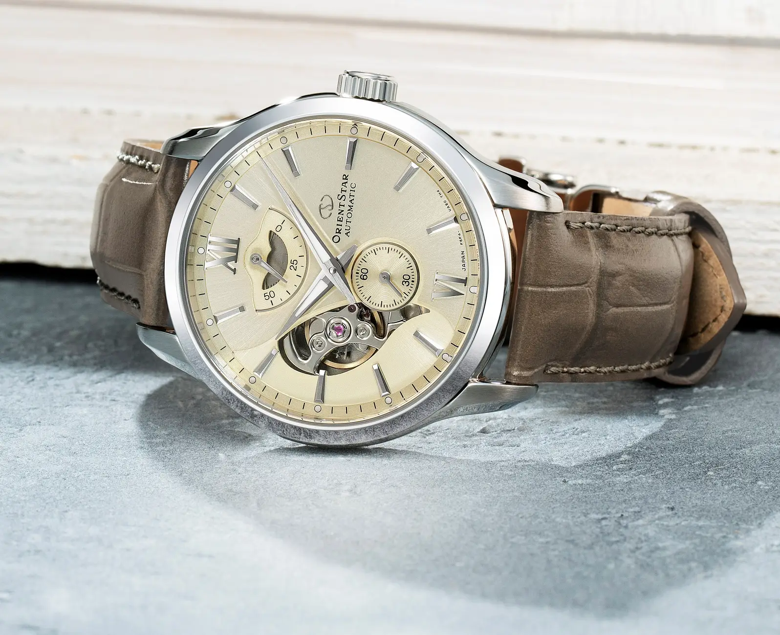 Orient Star Contemporary Date i Layered Skeleton. Kolory i wskazanie rezerwy chodu