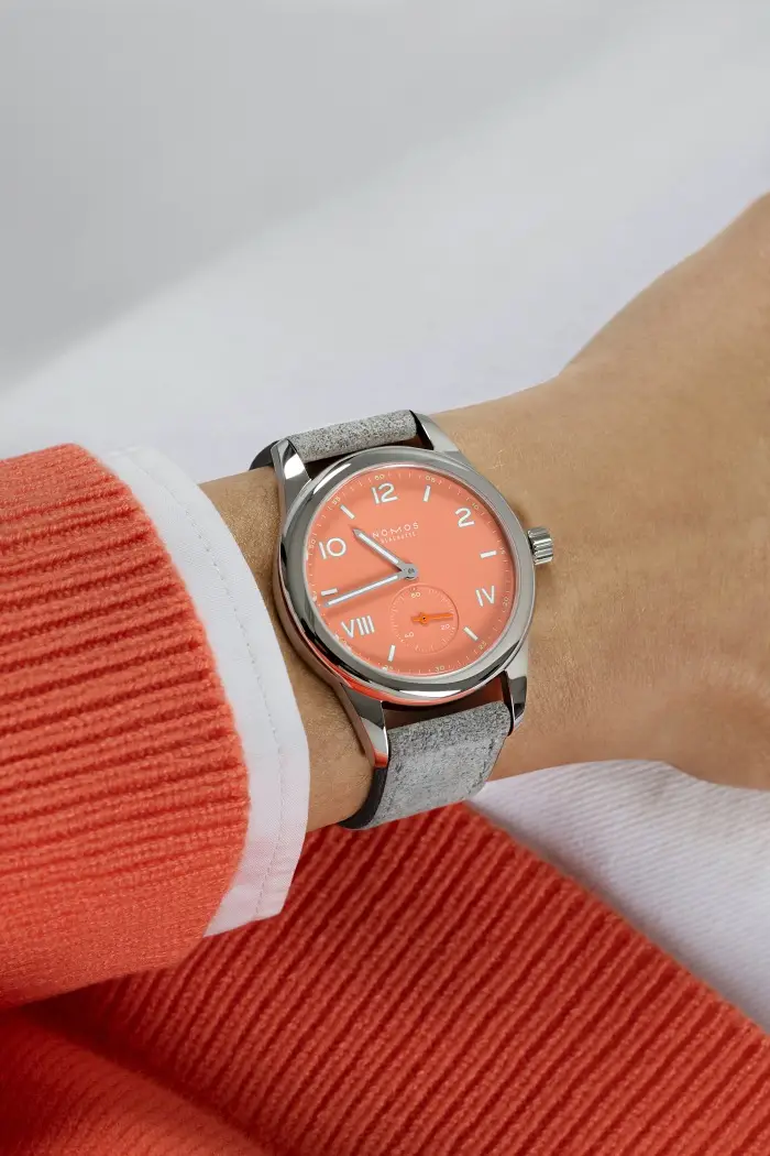 8 zegarków, w różnym przedziale cenowym, z tarczami w kolorze łososiowym