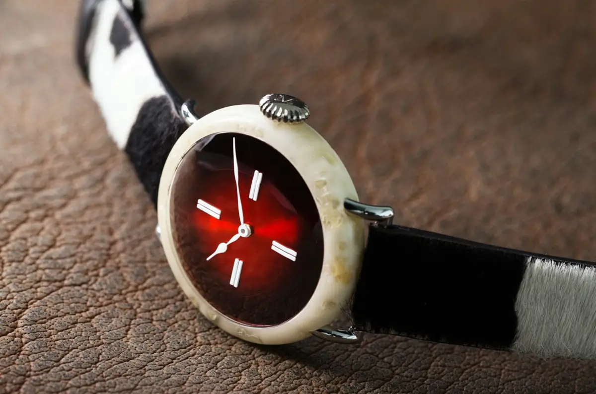 H.Moser & Cie „Swiss Mad Watch” - zegarek „do bólu” szwajcarski, z kopertą wykonaną z… sera!