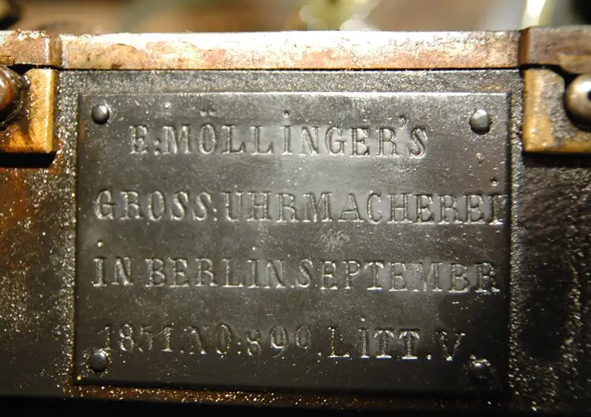 tabliczka znamionowa z 1851 roku na zegarze produkcji rodziny Moellinger, potomków Christiana 