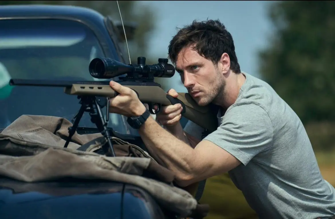 Premiera filmu „Fuze” i Aaron Taylor-Johnson z Omegą Seamaster na nadgarstku 