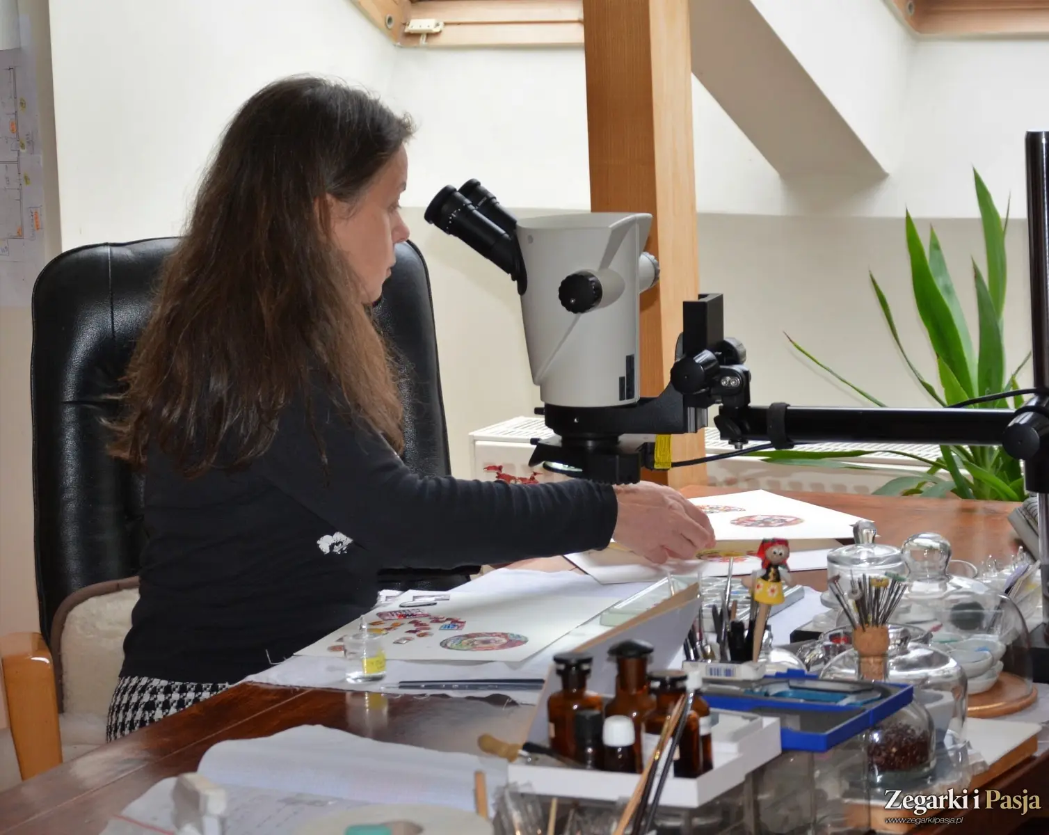 Rozmowa z Ewą Buksą – polską emalierką – o tajnikach pracy, drodze zawodowej i tworzeniu emaliowanych tarcz zegarków