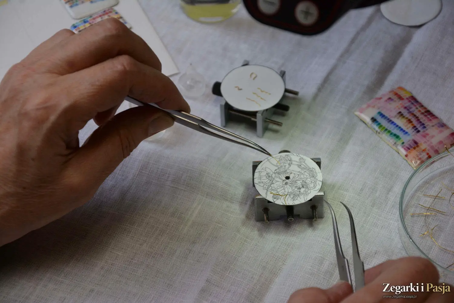 Rozmowa z Ewą Buksą – polską emalierką – o tajnikach pracy, drodze zawodowej i tworzeniu emaliowanych tarcz zegarków