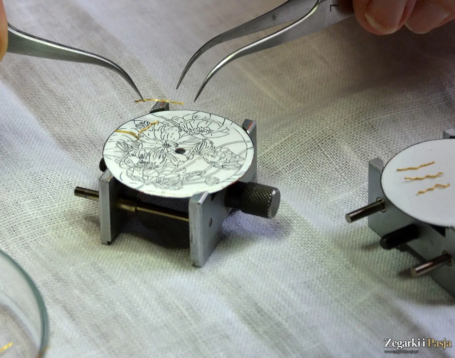 Rozmowa z Ewą Buksą – polską emalierką – o tajnikach pracy, drodze zawodowej i tworzeniu emaliowanych tarcz zegarków