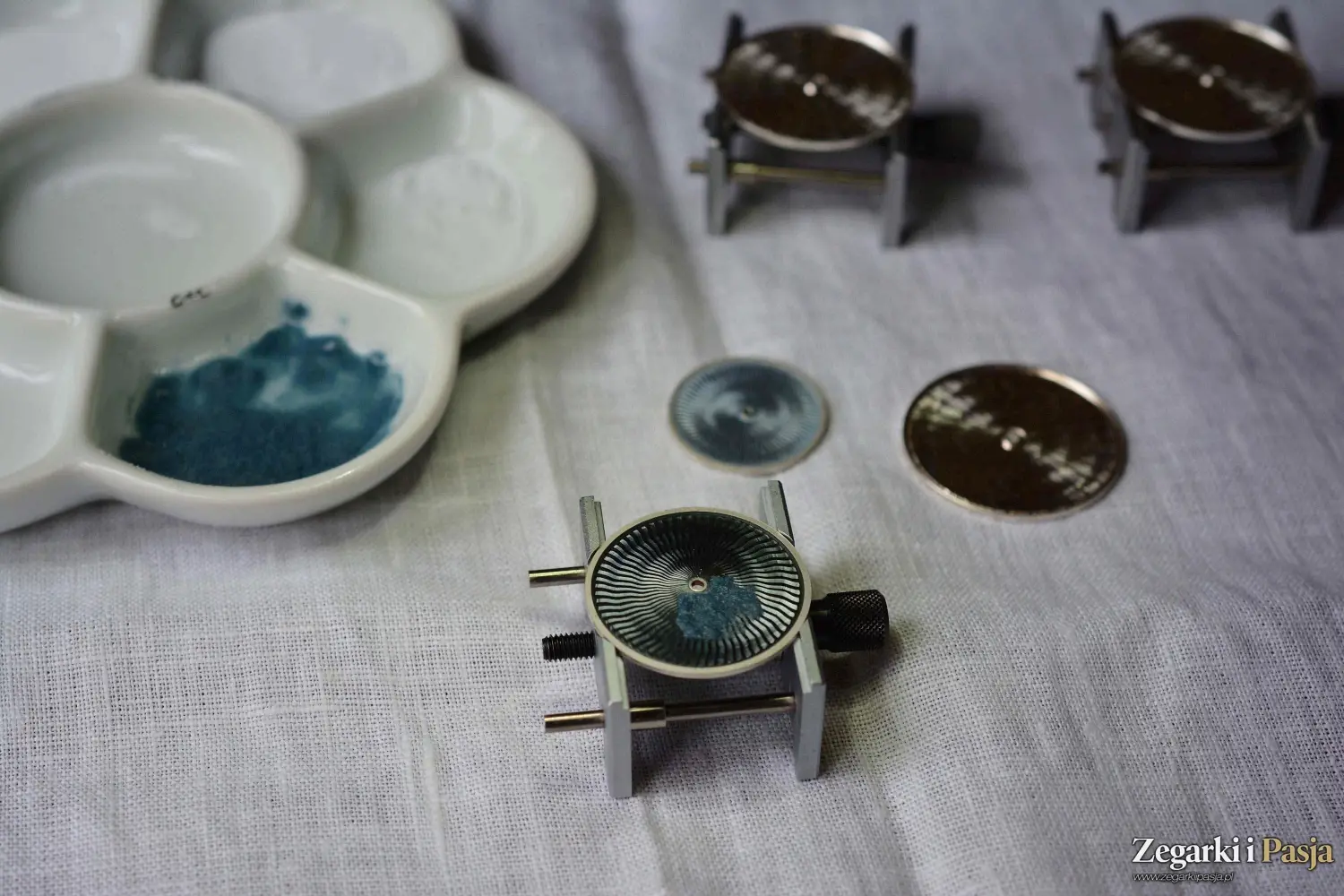 Rozmowa z Ewą Buksą – polską emalierką – o tajnikach pracy, drodze zawodowej i tworzeniu emaliowanych tarcz zegarków