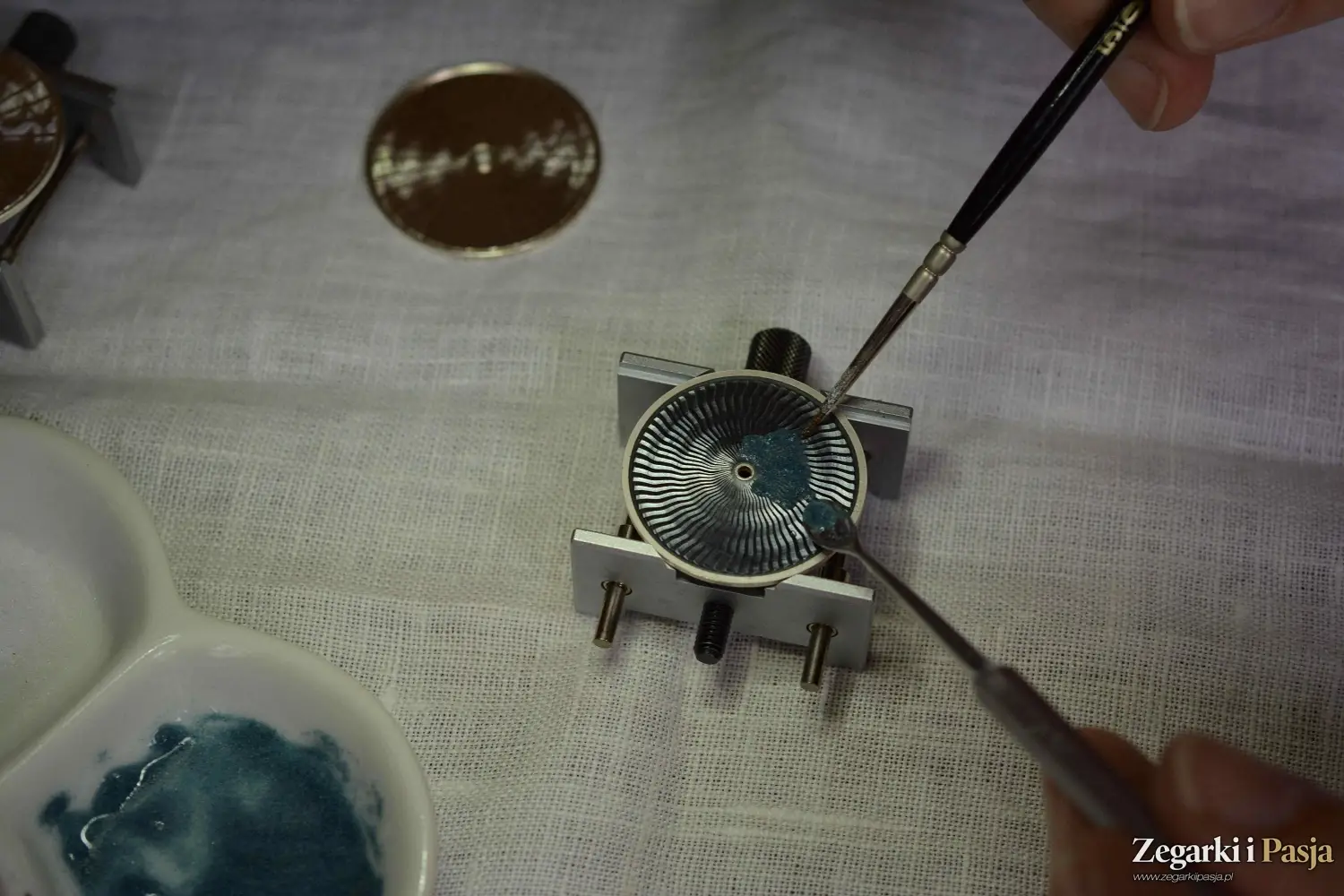 Rozmowa z Ewą Buksą – polską emalierką – o tajnikach pracy, drodze zawodowej i tworzeniu emaliowanych tarcz zegarków