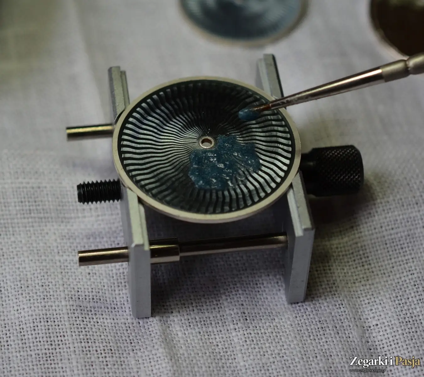 Rozmowa z Ewą Buksą – polską emalierką – o tajnikach pracy, drodze zawodowej i tworzeniu emaliowanych tarcz zegarków