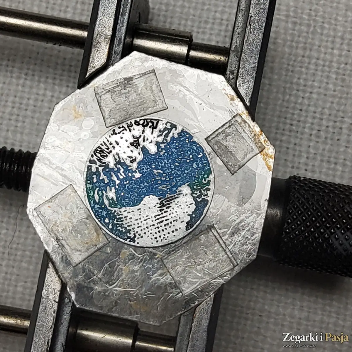 Rozmowa z Ewą Buksą – polską emalierką – o tajnikach pracy, drodze zawodowej i tworzeniu emaliowanych tarcz zegarków