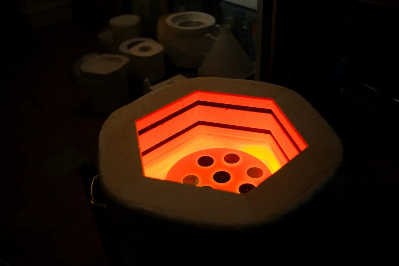 Wywiad z Bartkiem Mejorem o fascynacji porcelaną, jej podwójnej naturze i tworzeniu porcelanowych tarcz zegarków