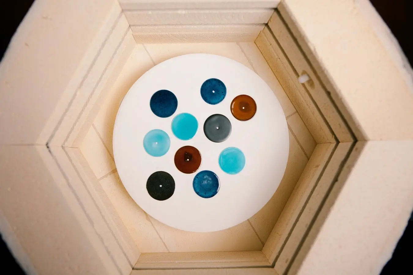 Wywiad z Bartkiem Mejorem o fascynacji porcelaną, jej podwójnej naturze i tworzeniu porcelanowych tarcz zegarków